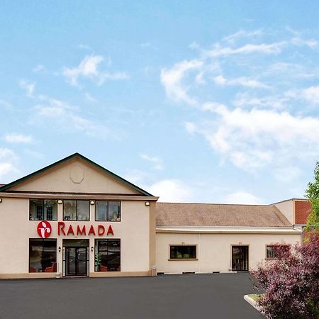 Hotel Ramada By Wyndham Flemington Exterior foto